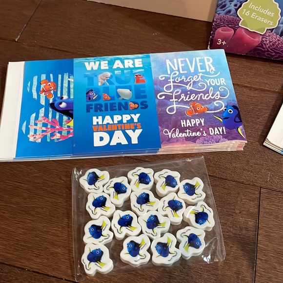 Disney Pixar Finding Nemo 32 Valentines with 32 erasers - Picture 2 of 2